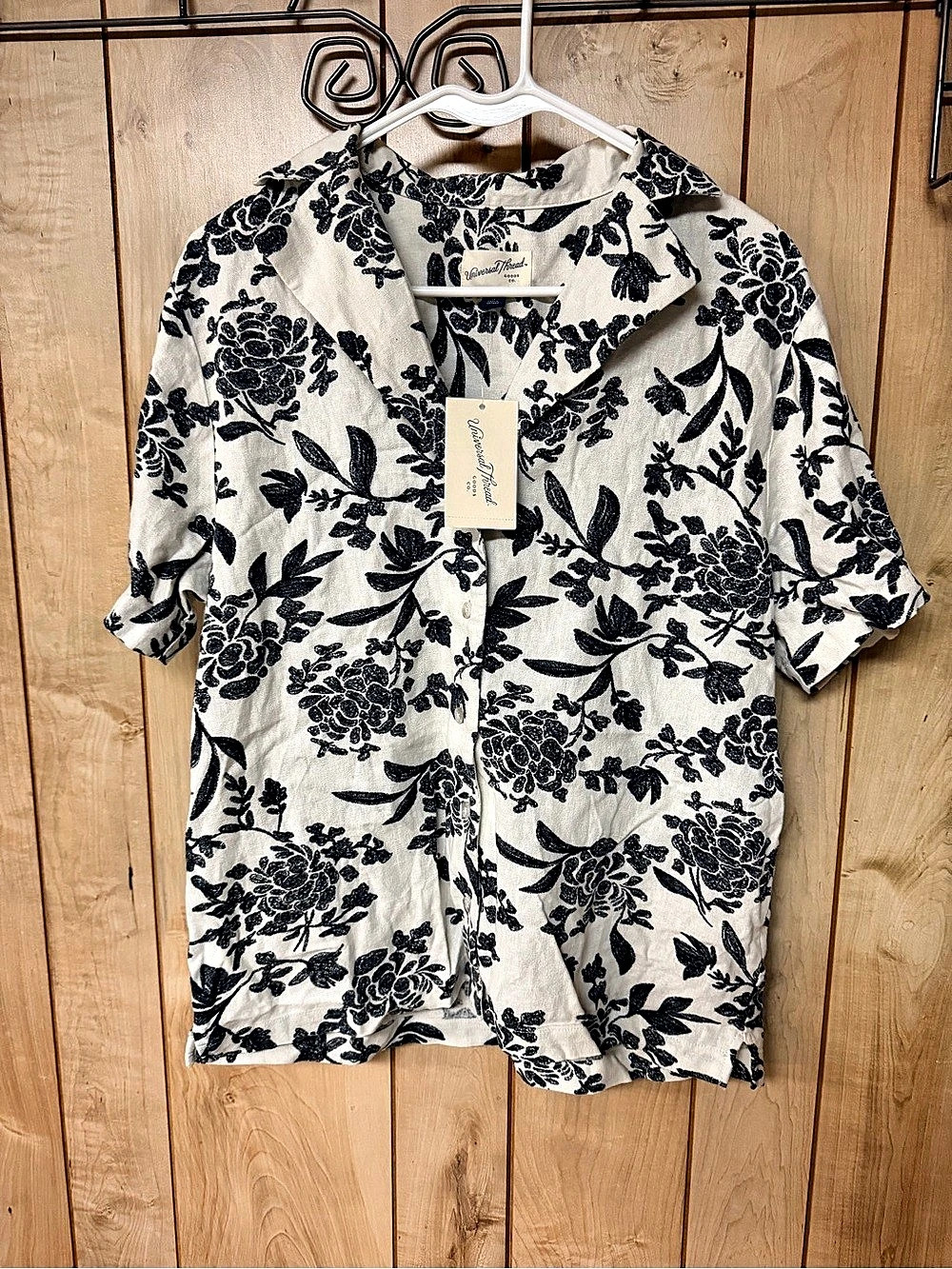 Universal Thread Floral Short Sleeve Shirt White Black Size small NWT